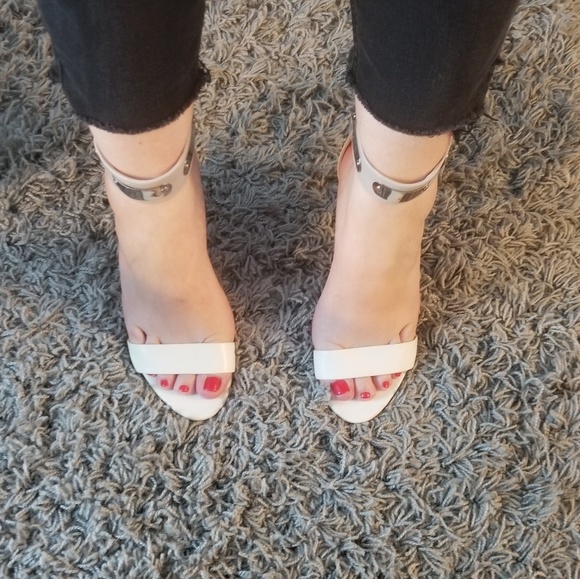 Fergie white leather open toe ankle strap sandal. - Picture 4 of 5